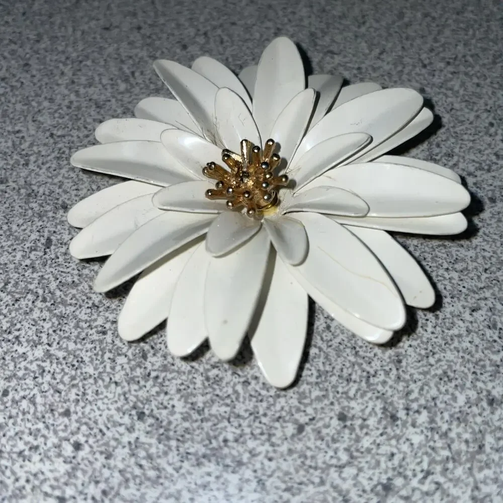 Vintage Crown Trifari Gold Tone White Enamel Daisy Pin Brooch 2.5” - Picture 2 of 6
